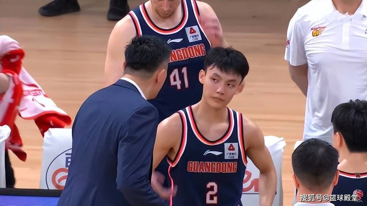 明日独行侠战爵士欧文&小哈达威&格威出战成疑明日NBA常规赛，独行侠主场迎战爵士。